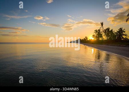 Il sole sorge sulla penisola dello Yucatan e sul Golfo del Messico, dipingendo il cielo in vivaci tonalità. Le acque calme e colorate risplendono sotto, creando un ser Foto Stock