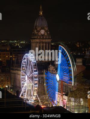 Carnevale della torre dell'orologio: Luci Ferris presso la sala civica di Leeds Foto Stock
