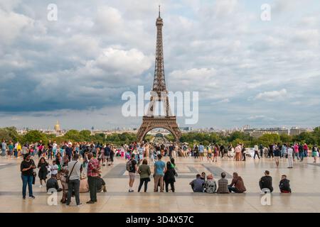 Parigi, Francia - 29 agosto 2023: La Torre Eiffel vista dal Trocadéro con molti turisti. Fotografia scattata a Parigi. Foto Stock