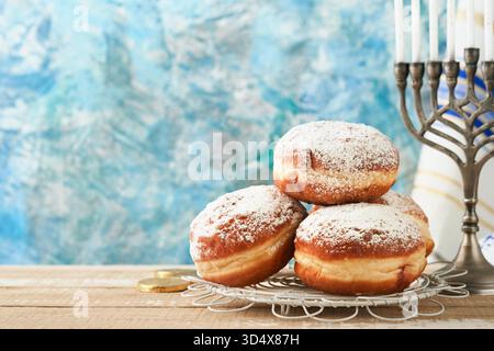 Felice Hanukkah. La vecchia Menorah di Hanukkah sullo sfondo della bandiera israeliana con luce solare o bokeh su sfondo bianco di legno. Immagine religiosa di sfondo Hanukkah festività ebraica. Foto Stock