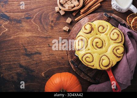 Involtini alla cannella o ricetta casalinga di cinnabon preparazione dell'impasto crudo dolci dolci dolci dolci dolci dolci dolci dolci dolci dolci dolci dolci dolci dolci dolci dolci dolci dolci dolci dolci dolci fatti in casa Ingridienti alimentari. Vista dall'alto. Concetto di cottura autunnale Foto Stock