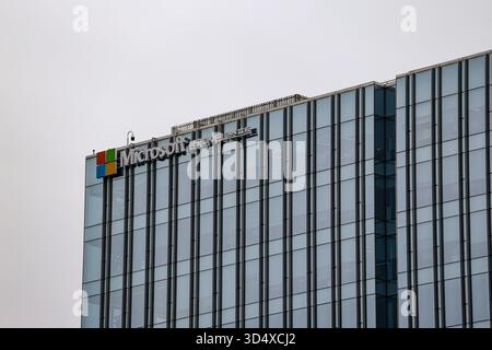 SEOUL, COREA DEL SUD - 11 OTTOBRE 2025 - Logo Microsoft su un moderno grattacielo aziendale in vetro a Seoul, Corea del Sud Foto Stock