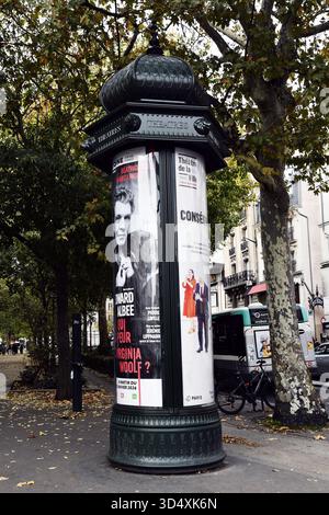Pubblicità teatrale su una colonna Morris a Montmartre - Parigi - Francia Foto Stock
