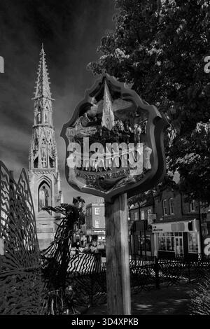 L'insegna della città e l'Handley Monument, Sleaford Town, Lincolnshire, Inghilterra, Regno Unito Foto Stock
