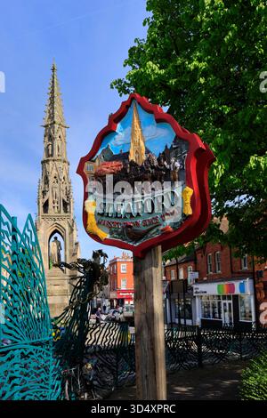 L'insegna della città e l'Handley Monument, Sleaford Town, Lincolnshire, Inghilterra, Regno Unito Foto Stock