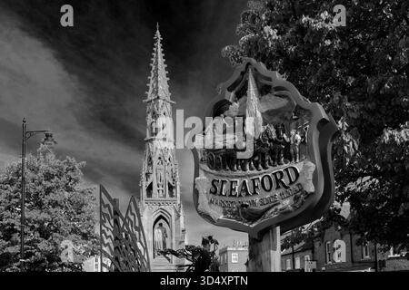 L'insegna della città e l'Handley Monument, Sleaford Town, Lincolnshire, Inghilterra, Regno Unito Foto Stock