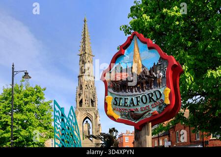 L'insegna della città e l'Handley Monument, Sleaford Town, Lincolnshire, Inghilterra, Regno Unito Foto Stock