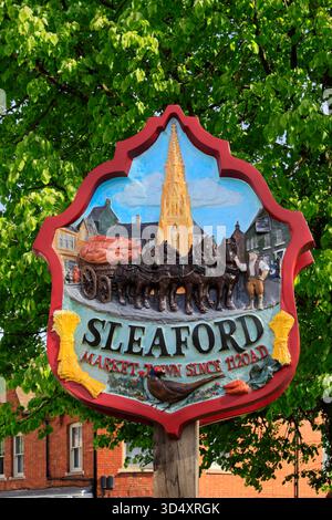 L'insegna della città e l'Handley Monument, Sleaford Town, Lincolnshire, Inghilterra, Regno Unito Foto Stock
