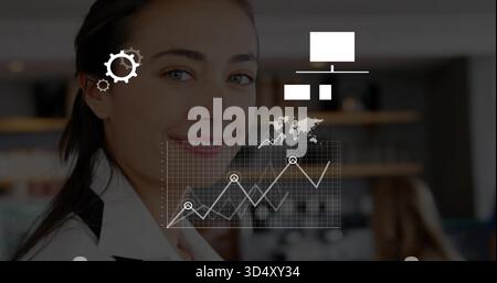 Donna d'affari sorridente che indossa una camicia bianca, una giacca scura in ufficio con grafico a linee e un rivestimento con icona Gear Foto Stock