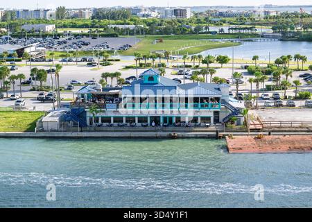 10 17 2025 Port Canaveral Florida USA, affacciato sul vivace porto di Port Canaveral, il Fishlips Waterfront Bar & Grill offre un vivace lungomare Foto Stock