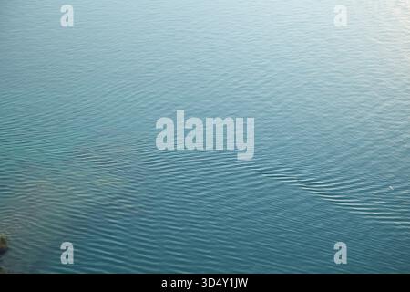 Vista aerea di un mare blu calmo illuminato dal sole estivo Foto Stock