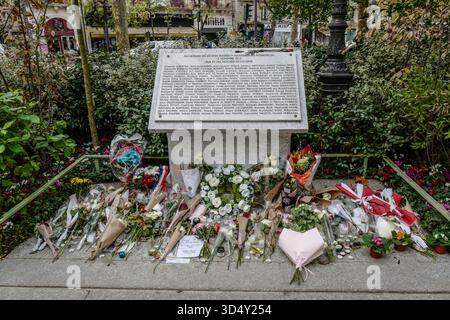 Saint Ouen, Parigi, Francia. 12 novembre 2025. La targa commemorativa delle vittime dell'attentato perpetrato a Bataclan il 13 novembre 2015 (Credit Image: © Sadak Souici/ZUMA Press Wire) SOLO USO EDITORIALE! Non per USO commerciale! Foto Stock