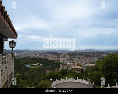 Una vista panoramica ad alto angolo di Taipei da un balcone al Tempio di Zhinan in un giorno coperto. Foto Stock
