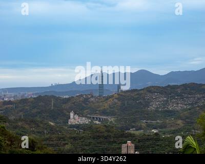 Un'ampia vista ad alto angolo del grattacielo e della città di Taipei 101, vista dalle montagne di Maokong. Foto Stock