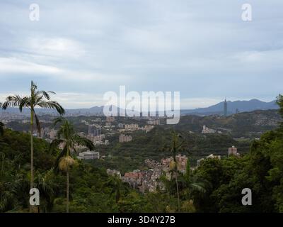 Un'ampia e nebbiosa vista del paesaggio urbano di Taipei, che include la torre Taipei 101, vista dai monti Maokong. Foto Stock