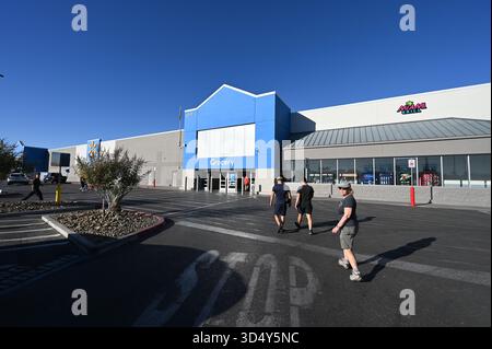 Gli amanti dello shopping si dirigono verso il Walmart al Sunrise di Las Vegas. Foto Stock