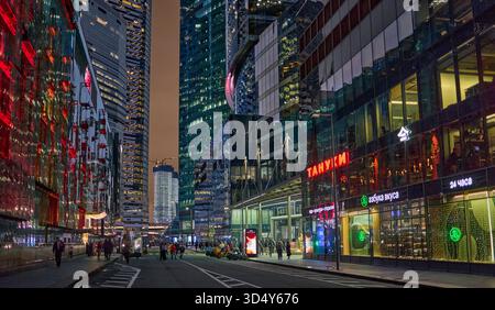 Alti e moderni edifici densamente costruiti illuminati di notte. Moscow International Business Centre (MIBC) alias Moscow City, Mosca, Russia. Foto Stock