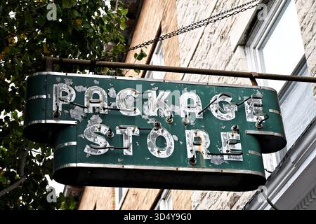 GREAT BARRINGTON, MASSACHUSETTES - 31 ottobre 2025: Cartello con il vecchio negozio Package sulla Main Street nel quartiere culturale del centro. Foto Stock