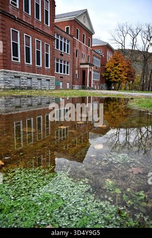 GREAT BARRINGTON, MASSACHUSETTES - 31 ottobre 2025: L'edificio della Scuola media di Searles, costruito nel 1898, è in fase di ristrutturazione per trasformarlo in un hotel boutique. Foto Stock