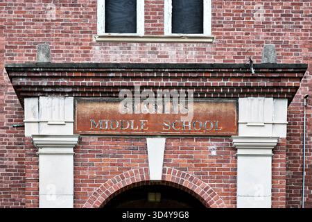 GREAT BARRINGTON, MASSACHUSETTES - 31 ottobre 2025: Cartello arrugginito presso l'edificio della Searles Middle School, costruito nel 1898, in fase di ristrutturazione per trasformarlo in un Bouti Foto Stock