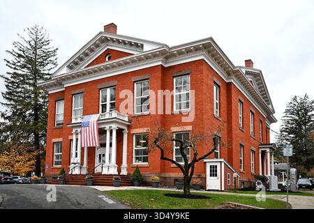 GREAT BARRINGTON, MASSACHUSETTES - 31 ottobre 2025: Il municipio sulla Main Street. Foto Stock