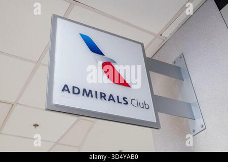 Georgia. 19 ottobre 2025. Cartello per American Airlines Admirals Club all'aeroporto internazionale Hartsfield-Jackson di Atlanta, Atlanta, Georgia, Stati Uniti, 19 ottobre, 2025. (foto di Smith Collection/Gado/Sipa USA) credito: SIPA USA/Alamy Live News Foto Stock