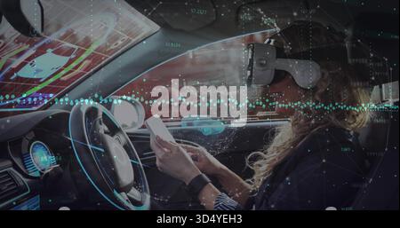 Test di realtà aumentata, donna di mezza età che indossa un visore VR e un blazer scuro che tiene lo smartphone vicino all'HUD Foto Stock