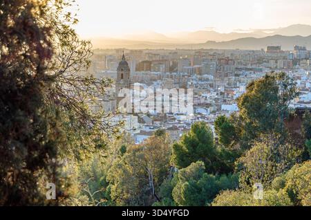 Vista aerea della città vecchia di Malaga, Spagna, dal Monte Gibralfaro Foto Stock