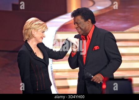 ARCHIVIO: Roberto Blanco Sänger Roberto Blanco mit Carmen Nebel anläßlich der ZDF-Fernsehshow Willkommen bei Carmen Nebel , 29.01.2005 ARCHIVAUFNAHME, Datum geschätzt 20251105JWM0103 *** ARCHIVIO Roberto Blanco Singer Roberto Blanco con Carmen Nebel in occasione dello show televisivo ZDF Willkommen bei Carmen Nebel , 29 01 2005 IMMAGINE ARCHIVIO, data stimata 20251105JWM0103 Foto Stock