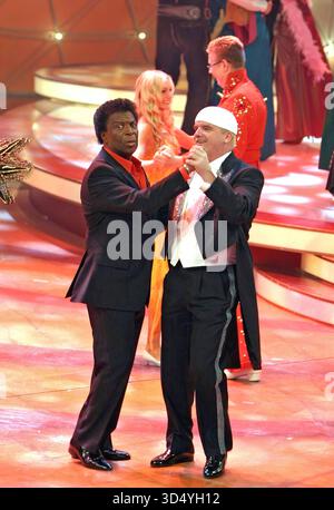 ARCHIVIO: Roberto Blanco Sänger Roberto Blanco mit DJ Ötzi anläßlich der ZDF-Fernsehshow Willkommen bei Carmen Nebel , 29.01.2005 ARCHIVAUFNAHME, Datum geschätzt 20251105JWM0100 *** ARCHIVIO Roberto Blanco Singer Roberto Blanco con DJ Ötzi in occasione dello show televisivo ZDF Willkommen bei Carmen Nebel , 29 01 2005 IMMAGINE ARCHIVIO, data stimata 20251105JWM0100 Foto Stock