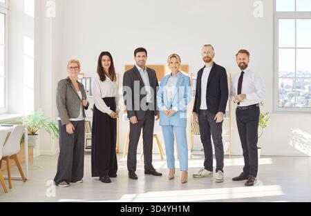 Felice, diversificato, sicuro di sé, team aziendale professionale hr ritratto in ufficio che guarda la fotocamera Foto Stock