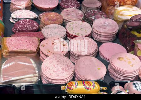 Molti tipi diversi di salsicce tipi di salsicce salsicce affettate salumi salsiccia bollita salsiccia fresca salsiccia Lyoner mortadella Salsicce Salsicce Foto Stock