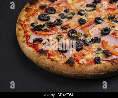 Cibo, pizza con prosciutto, parmigiano e olive Foto Stock