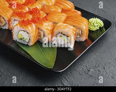 Cibo, sushi Philadelphia roll con salmone, gamberi, avocado, formaggio spalmabile Foto Stock