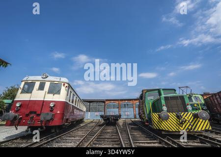 Jaworzyna slaska, Polonia - Agosto 2018 : vecchio in disuso treno retrò locomotive e carrozze sul lato le tracce in deposito al Museo dell Industria una Foto Stock