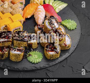 Cibo, vasto assortimento di vari Sushi Rolls Foto Stock
