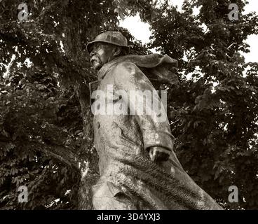 PARIGI - 5 LUGLIO: Statua in bronzo di Georges Clemenceau su Avenue des Champs-Elysees il 5 luglio 2013 a Parigi, Francia. Clemenceau era il primo ministro Foto Stock