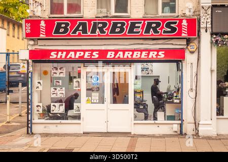 LONDRA - 8 OTTOBRE 2025: Shapes Barbers shopfront a Brixton Hill, Brixton Foto Stock