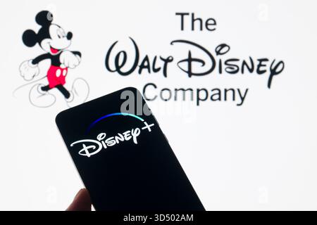 Bruxelles, Belgio. 12 novembre 2025. Il logo Disney Plus viene visualizzato su un telefono cellulare con il marchio dell'azienda visibile sullo sfondo, in questa illustrazione fotografica a Bruxelles, Belgio, il 12 novembre 2025. (Foto illustrazione di Jonathan RAA/NurPhoto) crediti: NurPhoto SRL/Alamy Live News Foto Stock