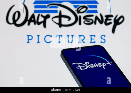 Bruxelles, Belgio. 12 novembre 2025. Il logo Disney Plus viene visualizzato su un telefono cellulare con Walt Disney Pictures visibile sullo sfondo, in questa illustrazione fotografica a Bruxelles, Belgio, il 12 novembre 2025. (Foto illustrazione di Jonathan RAA/NurPhoto) crediti: NurPhoto SRL/Alamy Live News Foto Stock