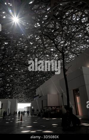 Il cortile del Louvre Abu Dhabi Foto Stock