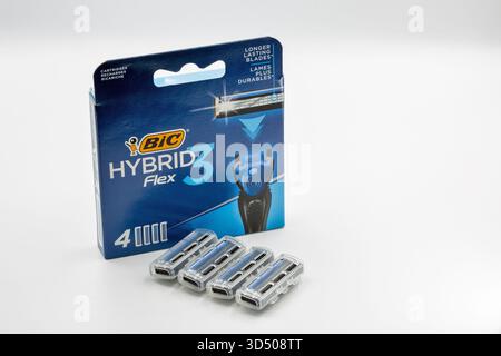 Kiev, Ucraina - 27 aprile 2025: Studio Shoot of BIC Hybrid Flex 3, confezione di cartucce per rasoio con quattro lame di ricambio, con tre lame durevoli f Foto Stock