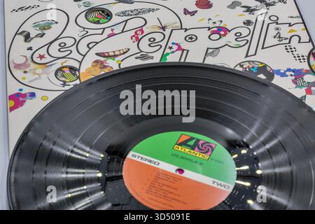 Kiev, Ucraina - 5 ottobre 2025: Terzo album in studio dei LED Zeppelin su etichetta Atlantic Records, caratterizzato da un design di copriruota con illustrazioni colorate Foto Stock