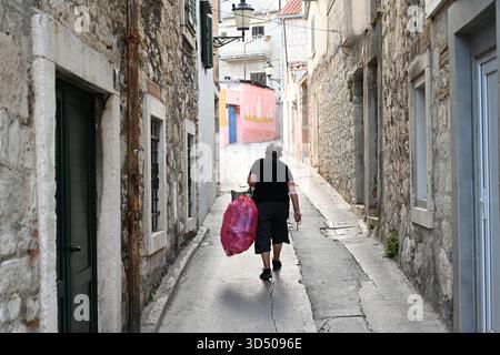 Spalato, Croazia - 23 agosto 2025: Una donna nel centro della città vecchia di Spalato in Croazia Foto Stock