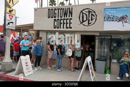 Fuori dalla famosa caffetteria Dogtown sulla Main Street di Santa Monica, CALIFORNIA, USA, si forma una fila di persone Foto Stock