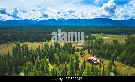 Vista panoramica aerea della Wyoming Rustic House della foresta di pini e della catena montuosa Foto Stock