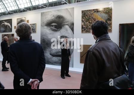 Parigi, Francia. 16 marzo 2030. I visitatori della Fiera fotografica di Parigi 2025 passeranno davanti alla Galleria Poggi dalla Francia il giorno di apertura al Grand Palais, mercoledì 12 novembre 2025. La più importante fiera internazionale della fotografia riunisce nomi iconici ed emergenti, con 179 gallerie provenienti da 33 paesi e un ricco programma che comprende la fotografia in tutte le sue forme, dalla gelatina d'argento alla blockchain. Foto di Maya Vidon-White/UPI. Crediti: UPI/Alamy Live News Foto Stock