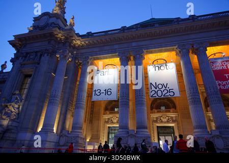 Parigi, Francia. 12 novembre 2025. Anteprima fotografica di Parigi al Grand Palais il 12 novembre 2025 a Parigi, Francia. La 28a edizione di Paris Photo si svolgerà dal 13 al 16 novembre, con 179 gallerie e 43 editori e librai. Crediti: Bernard Menigault/Alamy Live News Foto Stock