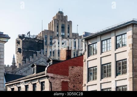 Montreal, Canada - 11 agosto 2025: Vista dell'iconico Aldred Building, storico grattacielo art deco in Place d'Armes con architettura circostante Foto Stock
