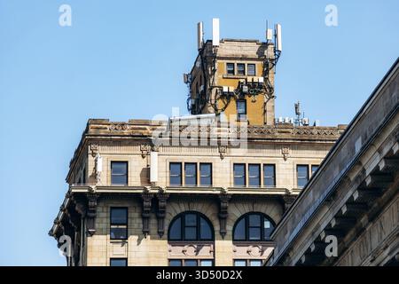 Montreal, Canada - 11 agosto 2025: Edificio corporativo in Rue Saint-Gabriel nella vecchia Montreal con una facciata imponente e un cielo blu Foto Stock